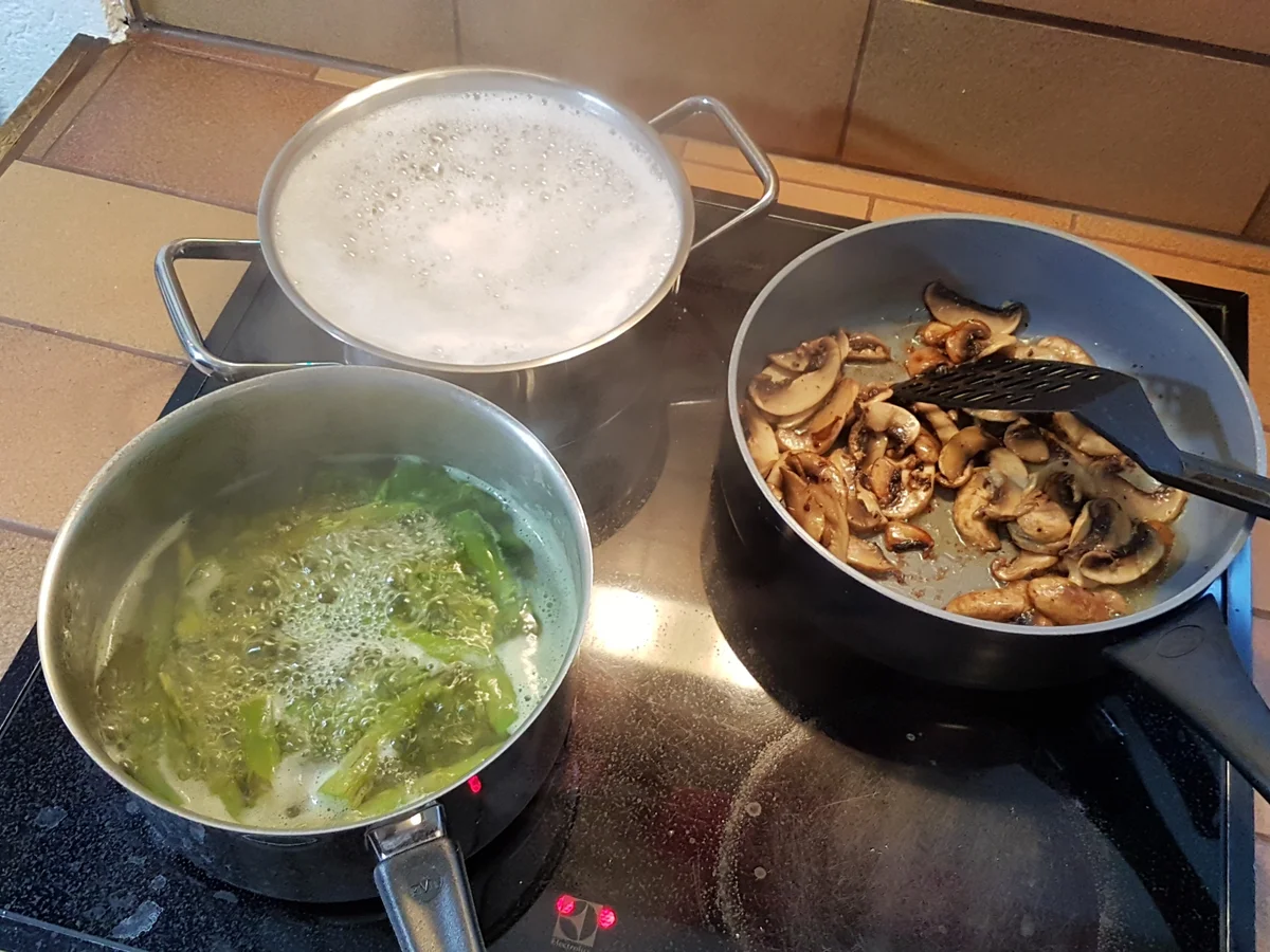 Champignon in Rotweinsauce mit Hörnchen und grünem Spargel - Rezept - Bild Nr. 5974