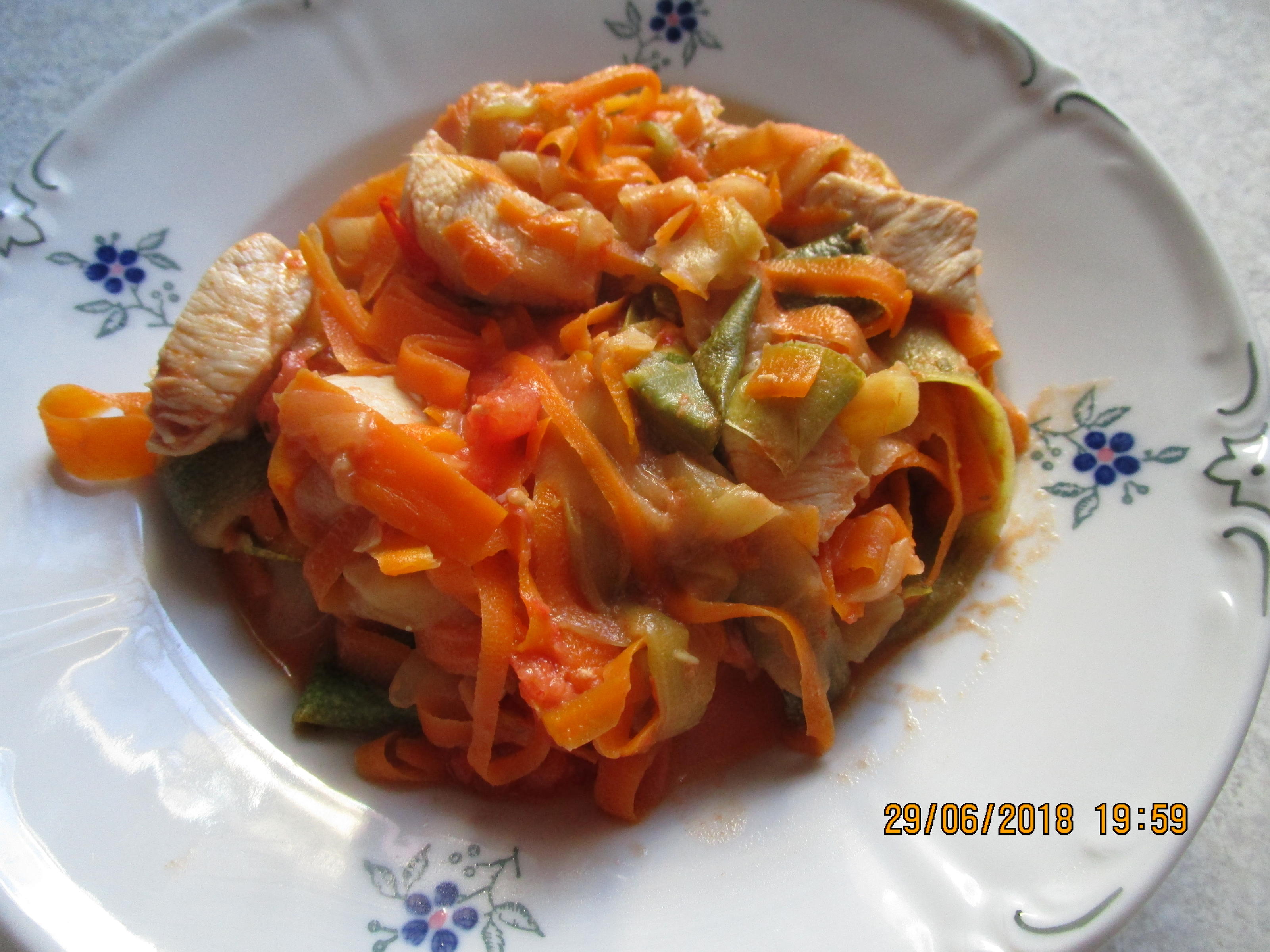 Bilder für Hähnchenbrust m. Filet zu Bandnudeln aus Zucchini/Möhren und Tomatensauce - Rezept