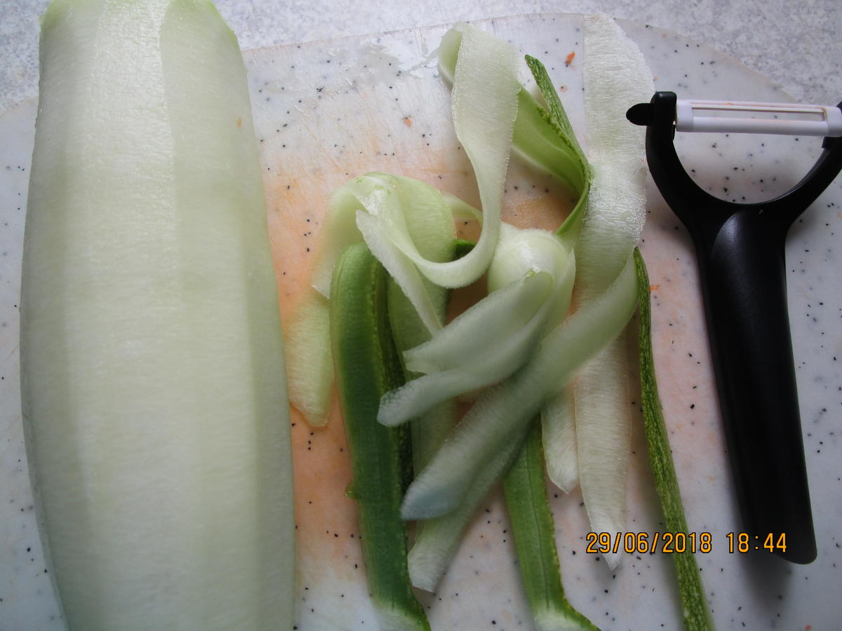 Hähnchenbrust m. Filet zu Bandnudeln aus Zucchini/Möhren und Tomatensauce - Rezept - Bild Nr. 6037