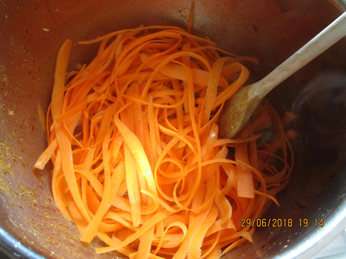 Hähnchenbrust m. Filet zu Bandnudeln aus Zucchini/Möhren und Tomatensauce - Rezept - Bild Nr. 6041