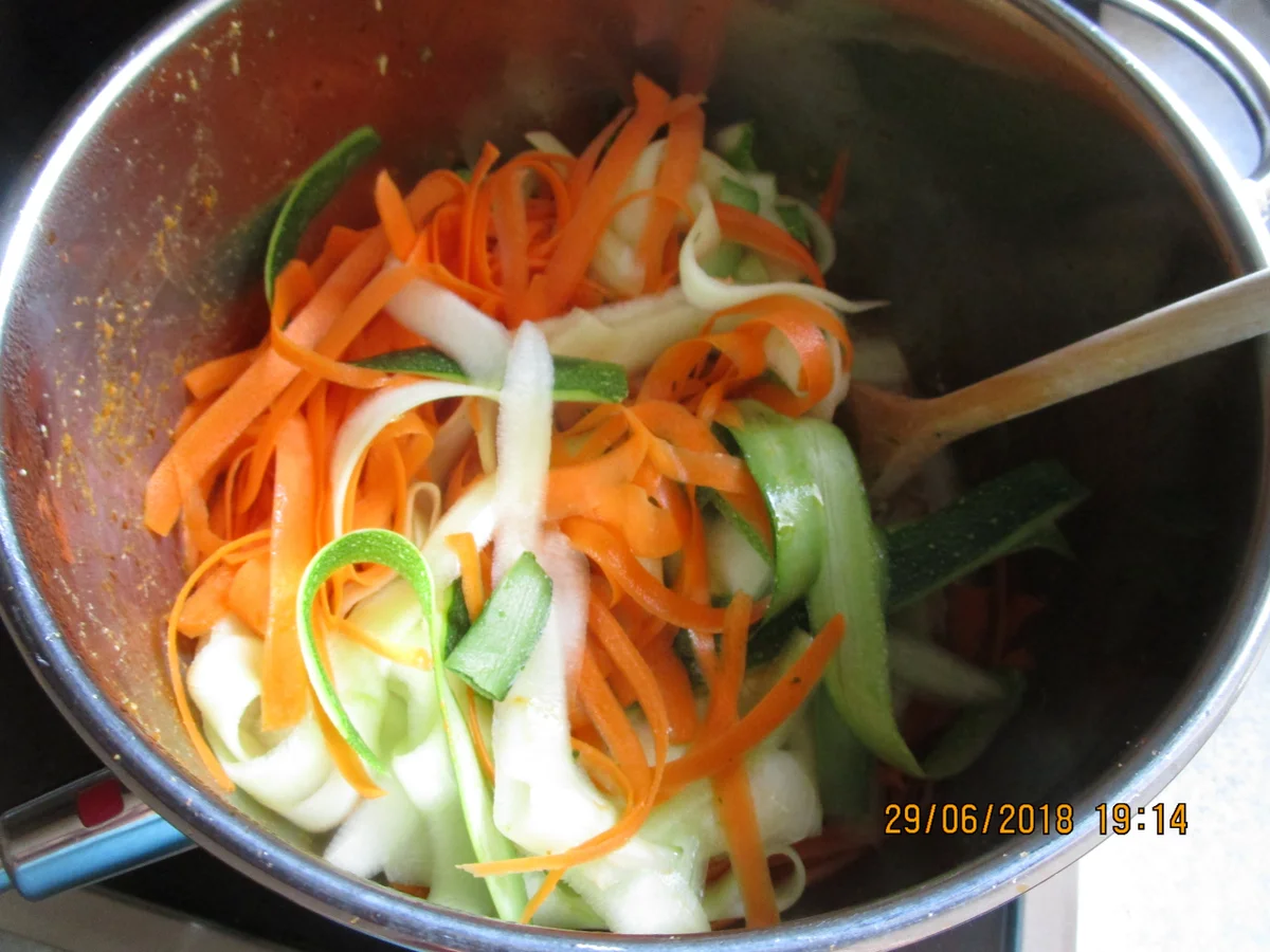 Hähnchenbrust m. Filet zu Bandnudeln aus Zucchini/Möhren und Tomatensauce - Rezept - Bild Nr. 6042