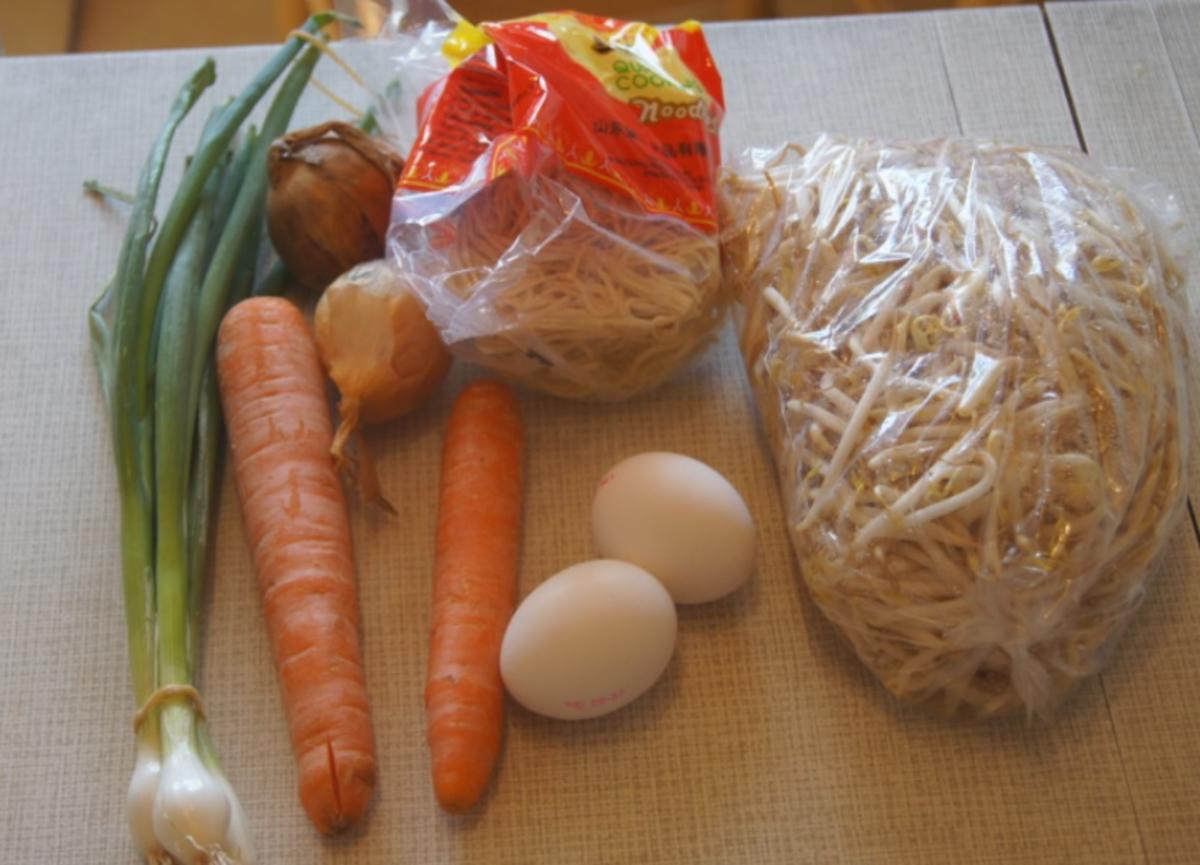 Mie-Nudeln mit Ei, Gemüse und Sprossen - Rezept - Bild Nr. 6038