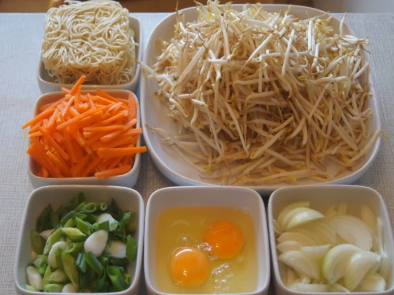 Mie-Nudeln mit Ei, Gemüse und Sprossen - Rezept - Bild Nr. 6039