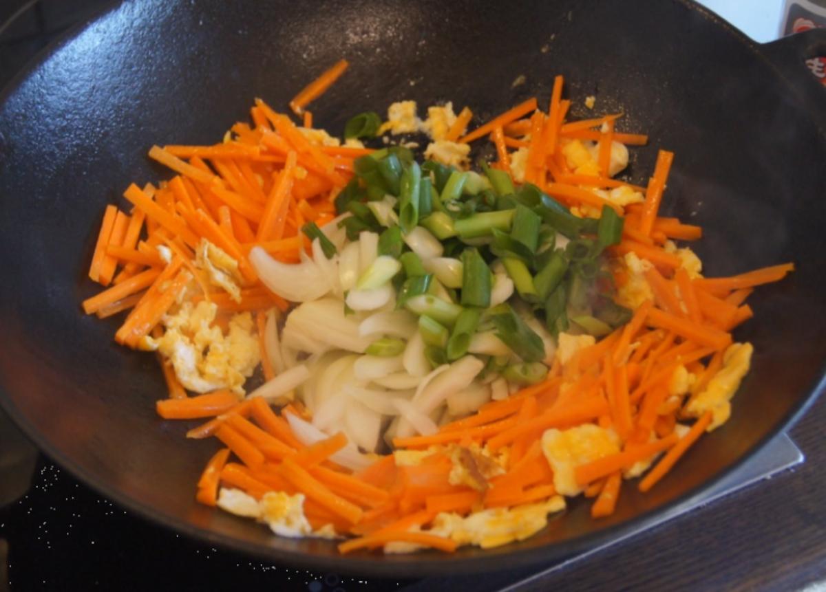 Mie-Nudeln mit Ei, Gemüse und Sprossen - Rezept - Bild Nr. 6044