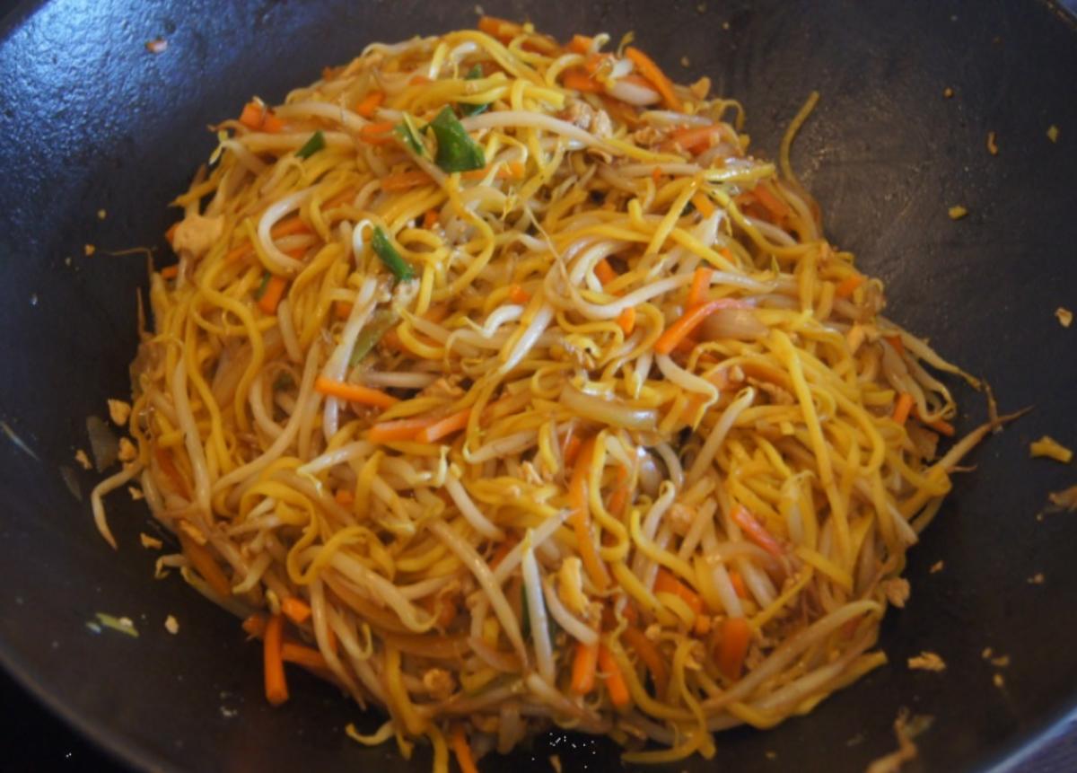 Mie-Nudeln mit Ei, Gemüse und Sprossen - Rezept - Bild Nr. 6048