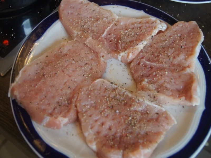 Schweinerückenschnitzel mit Buttermais und gelben Kümmel-Kartoffeln - Rezept - Bild Nr. 6053