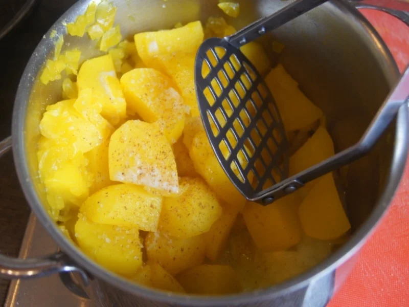 Spare Ribs mit Gurkensalat und gelben Zwiebel-Kartoffelstampf - Rezept - Bild Nr. 6061