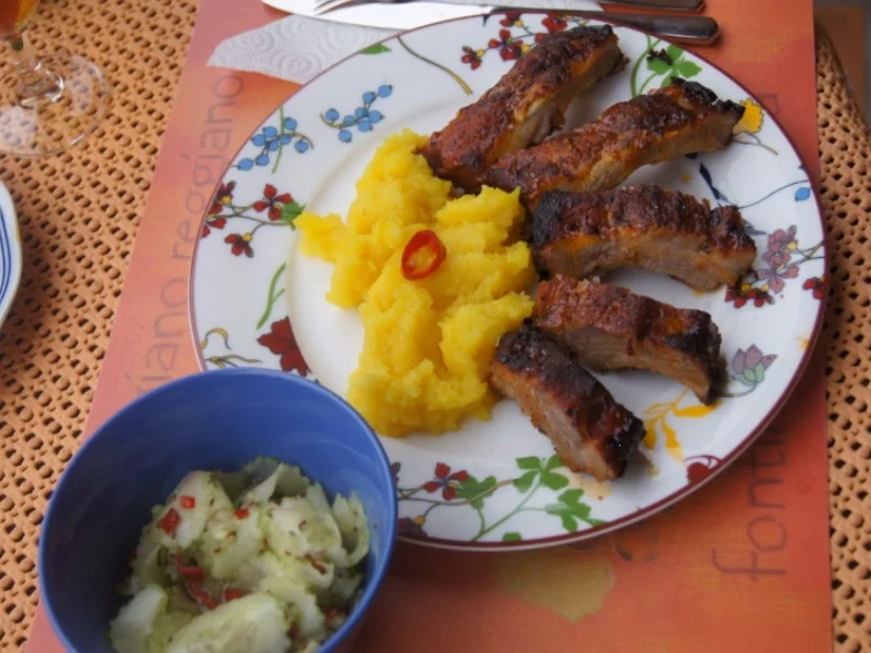 Spare Ribs mit Gurkensalat und gelben Zwiebel-Kartoffelstampf - Rezept - Bild Nr. 6063