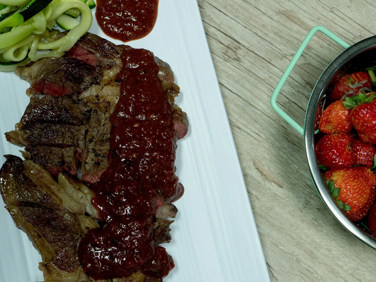 Rinderfilet mit Erdbeer-Pfeffer-Sauce - Rezept - Bild Nr. 2