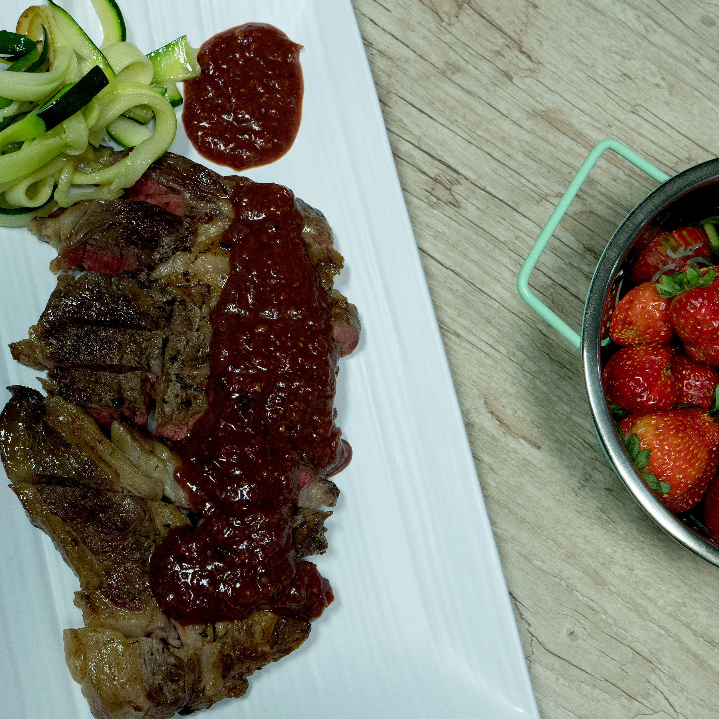 Bilder für Rinderfilet mit Erdbeer-Pfeffer-Sauce - Rezept