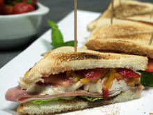 Schinken-Sandwich mit Erdbeeren und Ziegenfrischkäse - Rezept - Bild Nr. 2