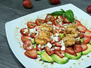 Avocado-Erdbeer-Carpaccio mit Garnelenspießen und Feta - Rezept - Bild Nr. 6051