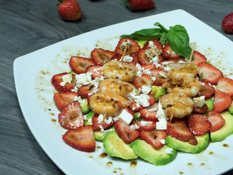 Avocado-Erdbeer-Carpaccio mit Garnelenspießen und Feta - Rezept ...