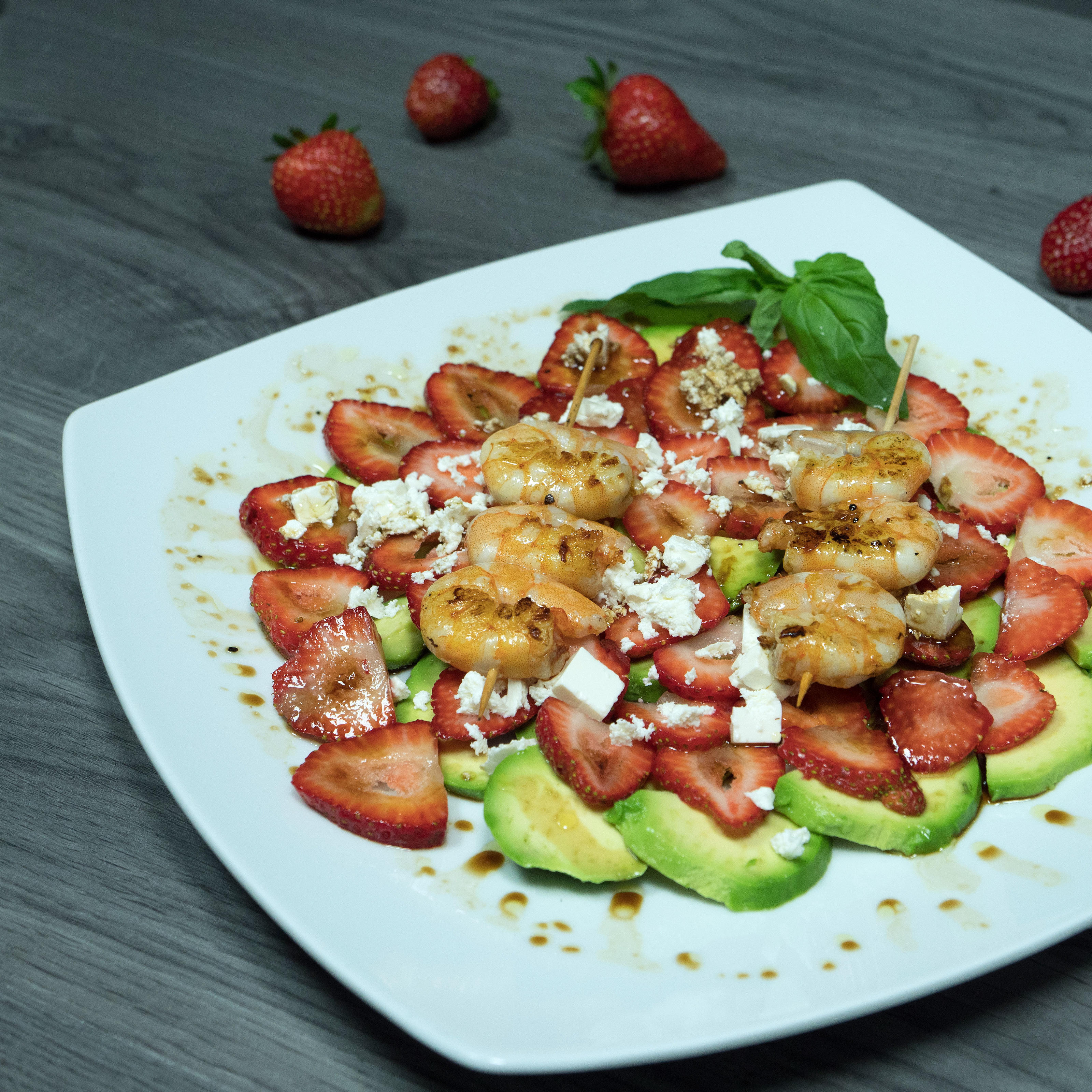 Bilder für Avocado-Erdbeer-Carpaccio mit Garnelenspießen und Feta - Rezept