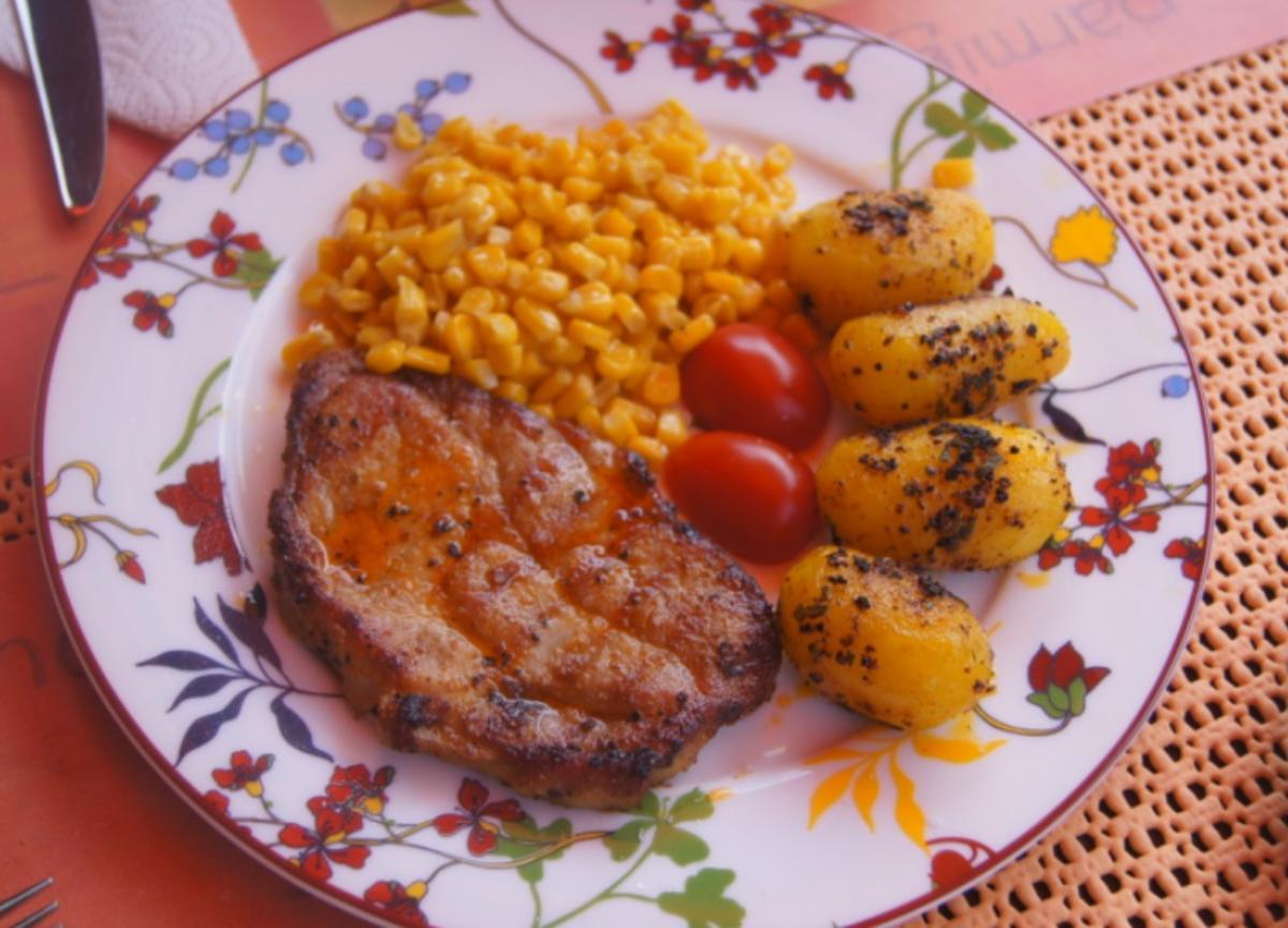 Bilder für Schweinenackensteak mit Buttermais und Gewürz-Kartoffeln - Rezept