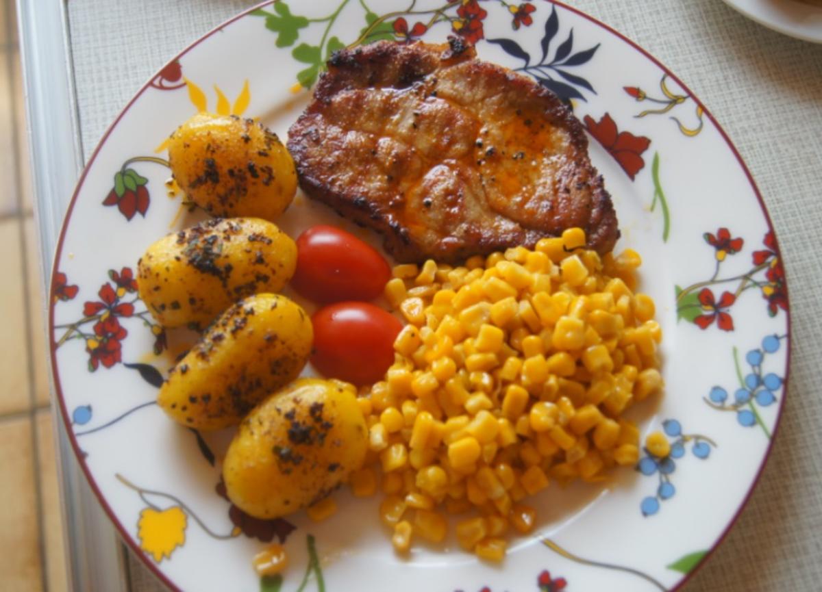 Schweinenackensteak mit Buttermais und Gewürz-Kartoffeln - Rezept - Bild Nr. 6067