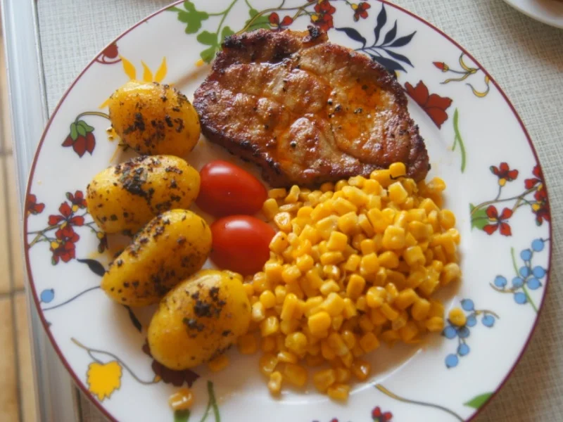 Schweinenackensteak mit Buttermais und Gewürz-Kartoffeln - Rezept - Bild Nr. 6067
