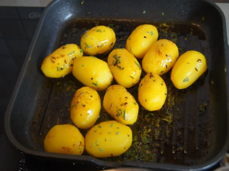 Schweinenackensteak mit Buttermais und Gewürz-Kartoffeln - Rezept - Bild Nr. 6066