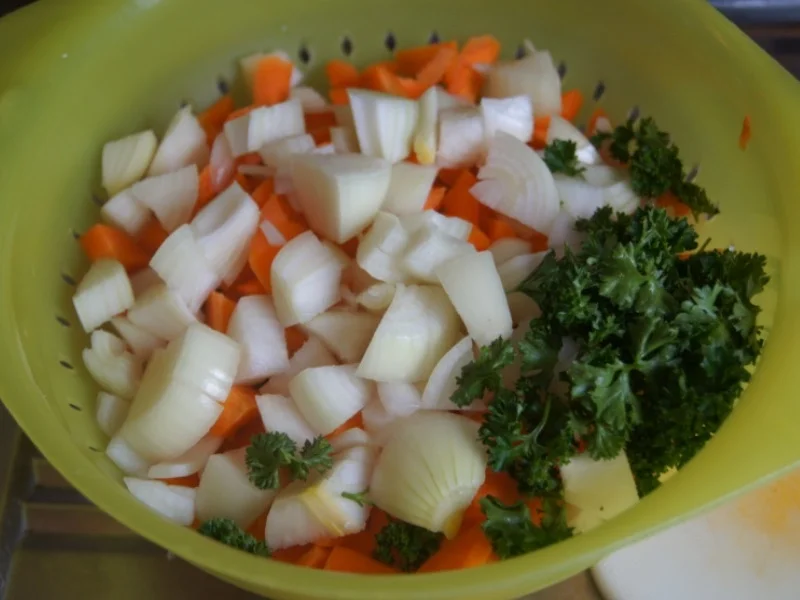 Rezept: Kräftige Rindfleischsuppe mit Gemüse Bild Nr. 5 Kräftige Rindfleischsuppe mit Gemüse - Rezept - Bild Nr. 5