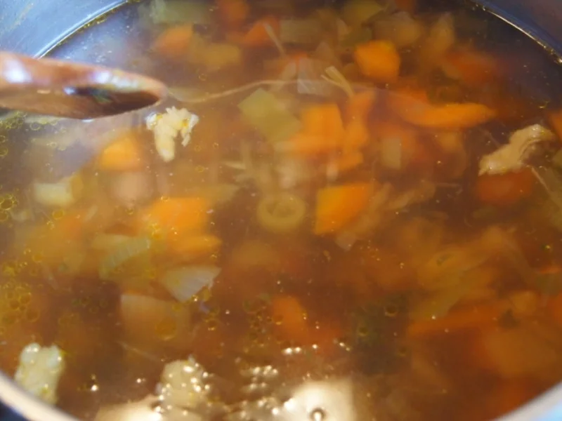 Rezept: Kräftige Rindfleischsuppe mit Gemüse Bild Nr. 7 Kräftige Rindfleischsuppe mit Gemüse - Rezept - Bild Nr. 7