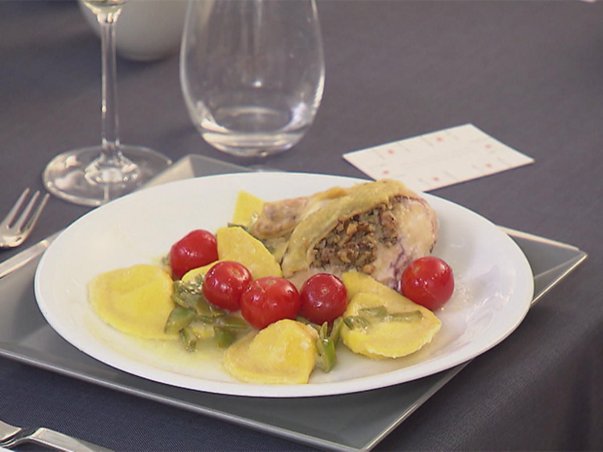 Maispoulardenbrust mit Walnuss und Rosmarin an Ravioli in
Zitronen-Weißwein-Sauce - Rezept Durch Das perfekte Dinner