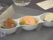 Dessert-Trilogie: Dunkle Mousse mit Chili, weiße Mousse mit Himbeeren und Fruchtsorbet - Rezept - Bild Nr. 2