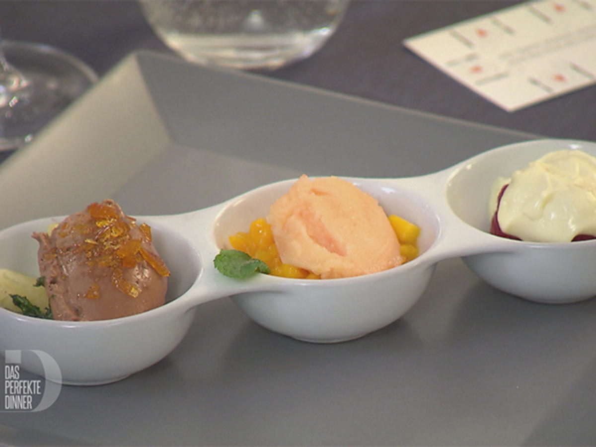Bilder für Dessert-Trilogie: Dunkle Mousse mit Chili, weiße Mousse mit Himbeeren und Fruchtsorbet - Rezept