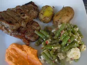 Lammrücken vom Grill, scharfer Feta-Bohnensalat und Ajvar-Feta-Creme - Rezept - Bild Nr. 2