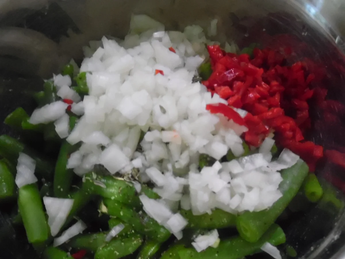 Lammrücken vom Grill, scharfer Feta-Bohnensalat und Ajvar-Feta-Creme - Rezept - Bild Nr. 4