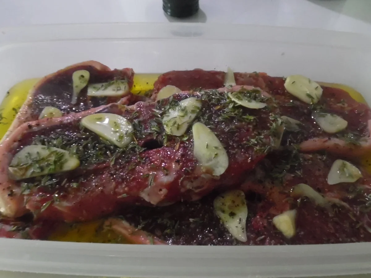 Lammrücken vom Grill, scharfer Feta-Bohnensalat und Ajvar-Feta-Creme - Rezept - Bild Nr. 6