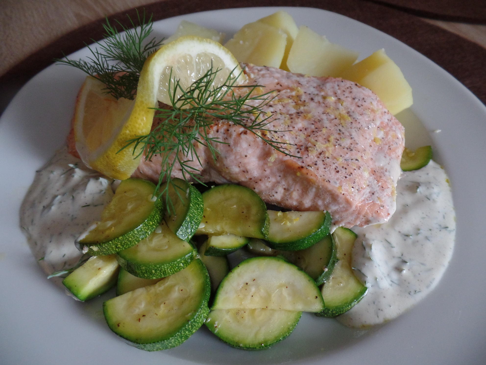 Bilder für Lachs mit Zucchini und Dillcreme - Rezept