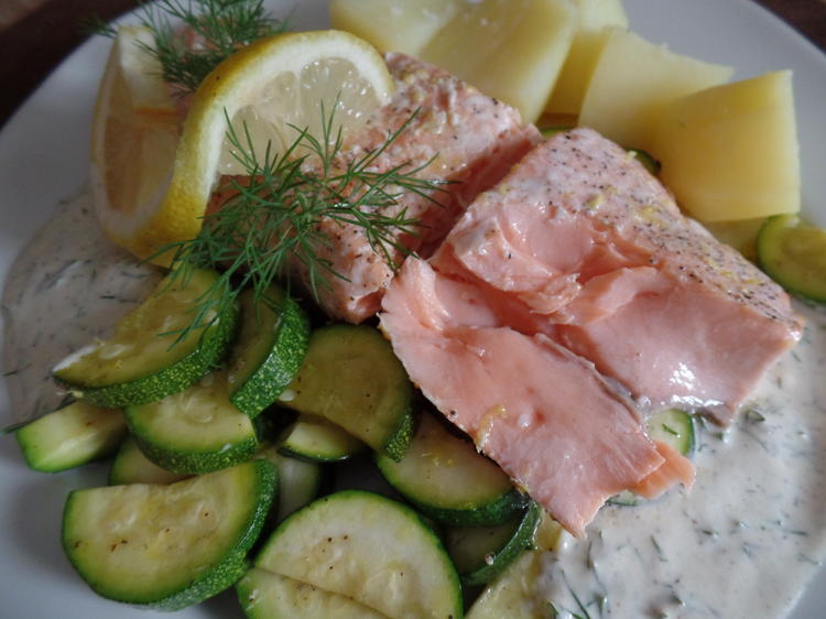 Lachs mit Zucchini und Dillcreme - Rezept - kochbar.de