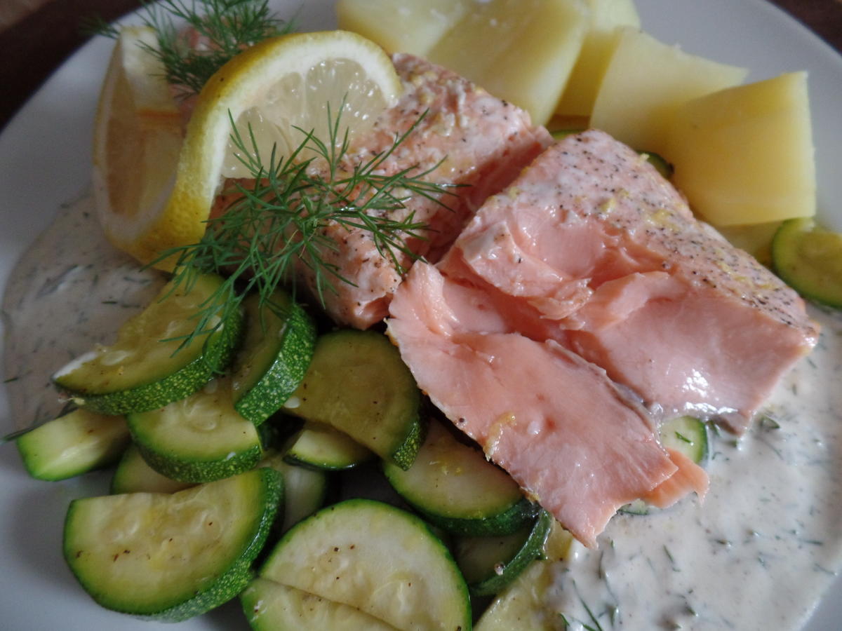 Lachs mit Zucchini und Dillcreme - einfach - von Sheeva1960