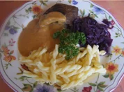Rinderroulade mit herzhafter Sauce, Rotkohl und Nudeln - Rezept - Bild Nr. 6060