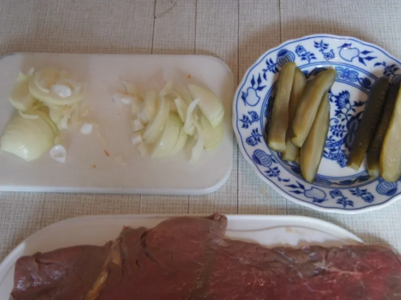 Rezept: Rinderroulade mit herzhafter Sauce, Rotkohl und Nudeln Bild Nr. 6062 Rinderroulade mit herzhafter Sauce, Rotkohl und Nudeln - Rezept - Bild Nr. 6062