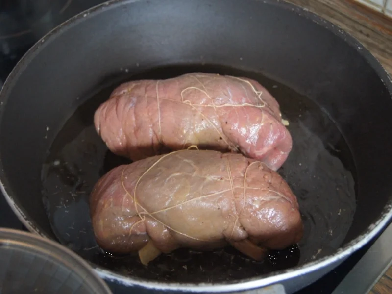 Rezept: Rinderroulade mit herzhafter Sauce, Rotkohl und Nudeln Bild Nr. 6063 Rinderroulade mit herzhafter Sauce, Rotkohl und Nudeln - Rezept - Bild Nr. 6063