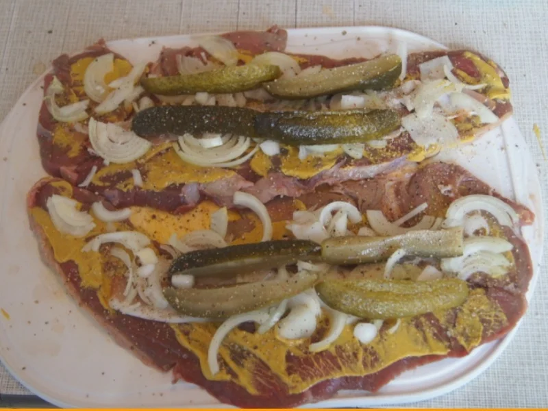 Rezept: Rinderroulade mit herzhafter Sauce, Rotkohl und Nudeln Bild Nr. 6064 Rinderroulade mit herzhafter Sauce, Rotkohl und Nudeln - Rezept - Bild Nr. 6064