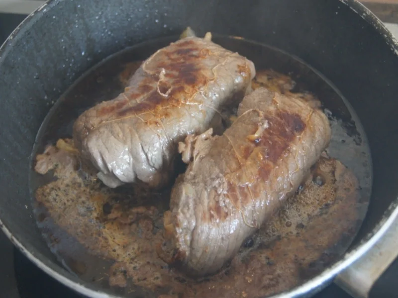 Rezept: Rinderroulade mit herzhafter Sauce, Rotkohl und Nudeln Bild Nr. 6065 Rinderroulade mit herzhafter Sauce, Rotkohl und Nudeln - Rezept - Bild Nr. 6065