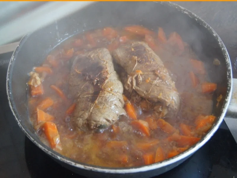 Rezept: Rinderroulade mit herzhafter Sauce, Rotkohl und Nudeln Bild Nr. 6066 Rinderroulade mit herzhafter Sauce, Rotkohl und Nudeln - Rezept - Bild Nr. 6066