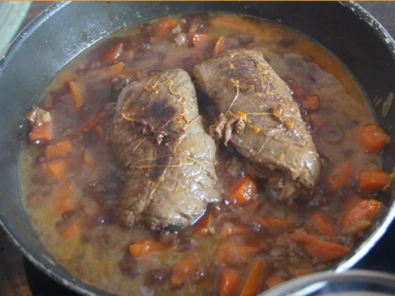 Rezept: Rinderroulade mit herzhafter Sauce, Rotkohl und Nudeln Bild Nr. 6067 Rinderroulade mit herzhafter Sauce, Rotkohl und Nudeln - Rezept - Bild Nr. 6067