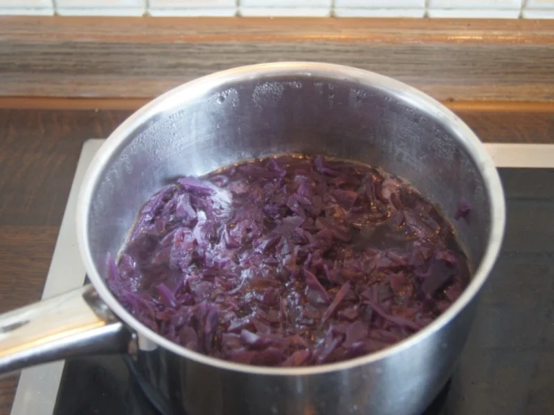 Rezept: Rinderroulade mit herzhafter Sauce, Rotkohl und Nudeln Bild Nr. 6074 Rinderroulade mit herzhafter Sauce, Rotkohl und Nudeln - Rezept - Bild Nr. 6074