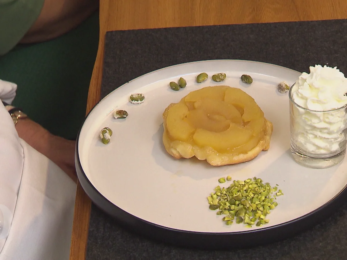 Tarte Tatin mit Vanilleeis und Sahne - Rezept - Bild Nr. 6060