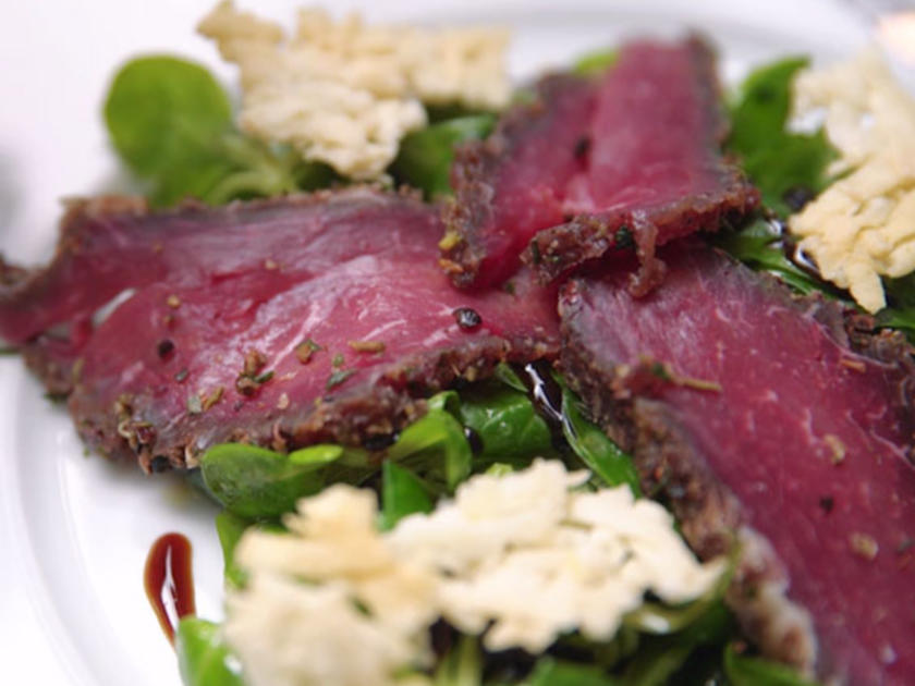 Gepökeltes Rinderfilet auf Feldsalat mit Parmesanchips, Zwiebelbrot und ...