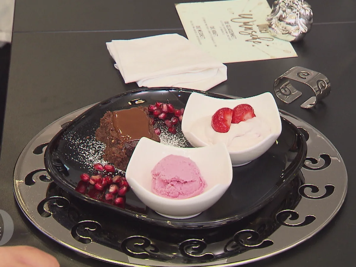 Rezept: Granatapfeleis mit Baisersahne und Erdbeeren dazu Brownie mit heißer Schokoladensoße Bild Nr. 2 Granatapfeleis mit Baisersahne und Erdbeeren dazu Brownie mit heißer Schokoladensoße - Rezept - Bild Nr. 2