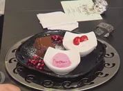 Granatapfeleis mit  Baisersahne und Erdbeeren dazu Brownie mit heißer Schokoladensoße - Rezept - Bild Nr. 2