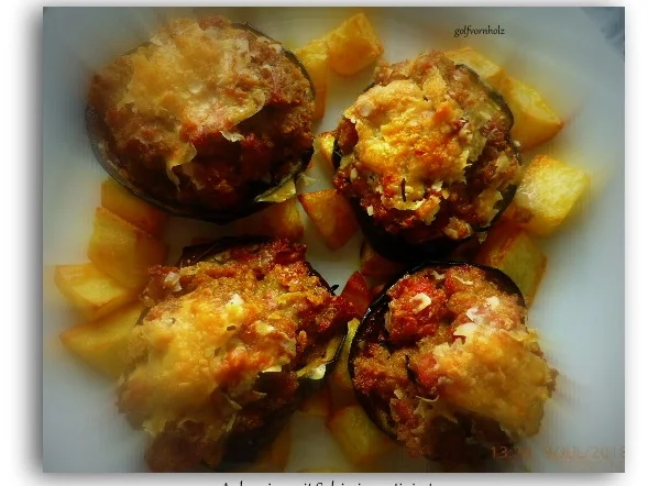 Rezept: Aubergine mit Salsiccia gratiniert und Rosmarinkartoffeln Bild Nr. 6065 Aubergine mit Salsiccia gratiniert und Rosmarinkartoffeln - Rezept - Bild Nr. 6065