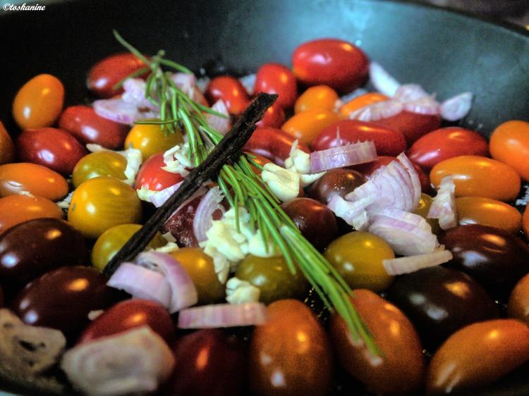 lauwarme Vanille-Tomaten mit Büffelmozzarella - Rezept - kochbar.de