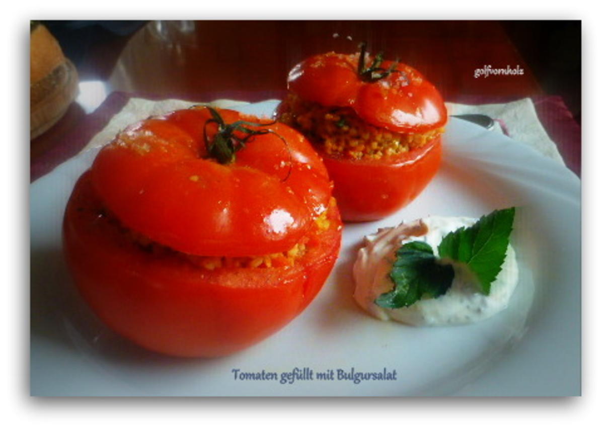 Bilder für Gebackene Tomaten gefüllt mit Bulgursalat und Minzjoghurt - Rezept