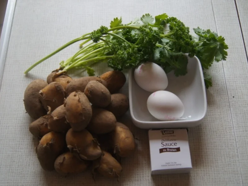 Pochierte Eier mit Kräutern, gelben Kartoffelstampf und Sauce - Rezept - Bild Nr. 6075