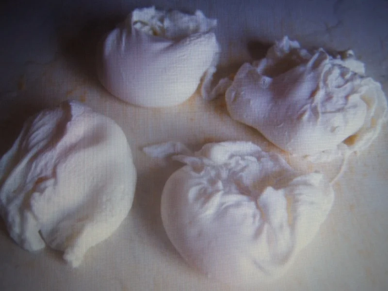 Pochierte Eier mit Kräutern, gelben Kartoffelstampf und Sauce - Rezept - Bild Nr. 6077